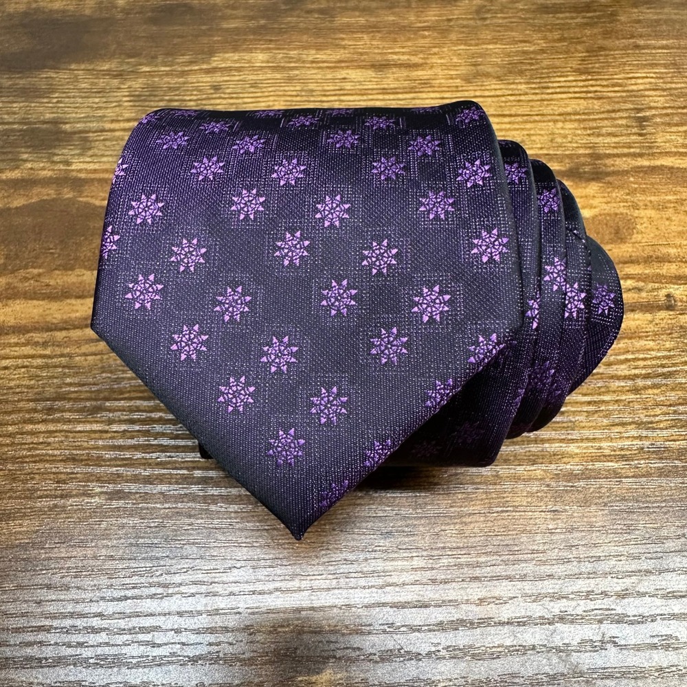 Coogi Mens Silk Necktie Purple Black Geometric Star Pattern Formal Business‎ Tie